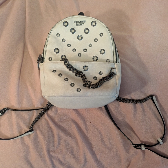 Victoria's Secret Grommet City White Purse Backpack with Chain Detail - Picture 3 of 7